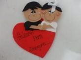 Casal de noivos plano no coração