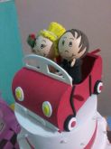 Carro com casal de noivos